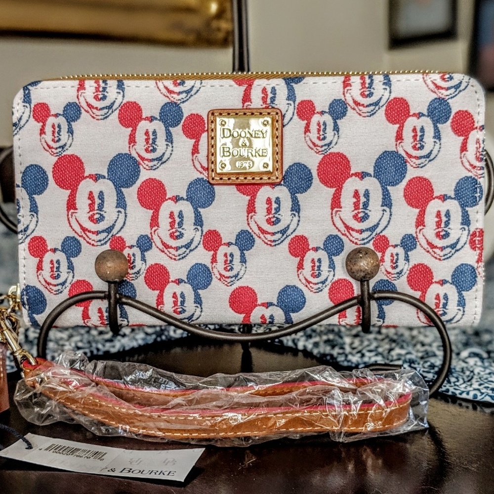 🌠🌠SOLD🌠🌠Dooney & Bourke Disney Americana